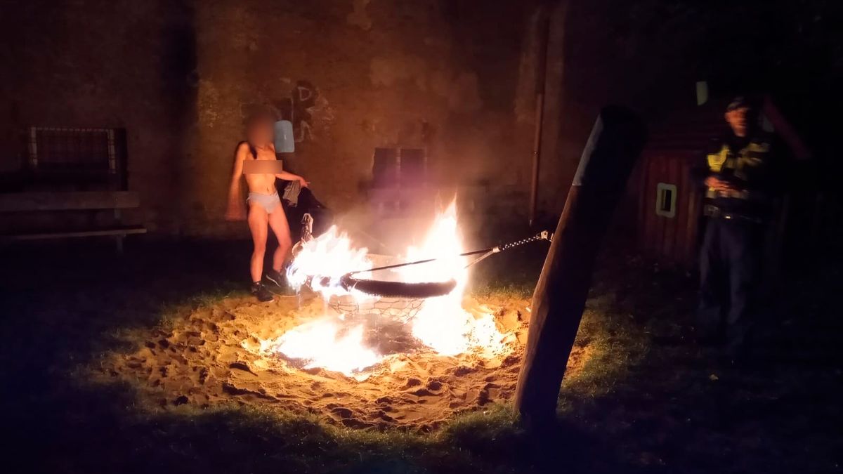 Polonahá žena na dětském hřišti v Praze tančila kolem zapálené houpačky